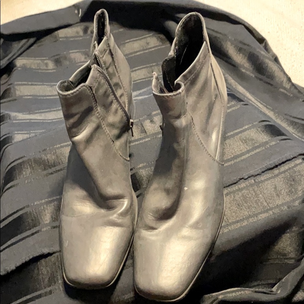 Low heeled gray booties